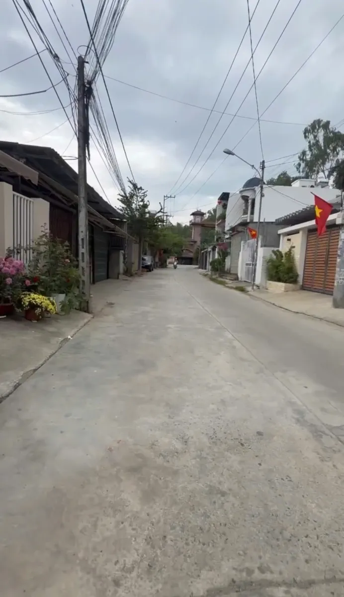 Bán nhà(ngộpbank)-2tầng-dt230m2-ngang10m-3pn-ôtô 7m -gần biển-tây nha trang-5t4