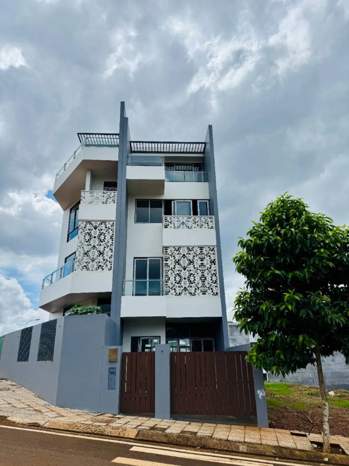 Bán nhà phố KĐT Thành Phố Cà Phê, Buôn Ma Thuột, diện tích 100m², 4 tầng, 5PN, giá 8,6 tỷ
