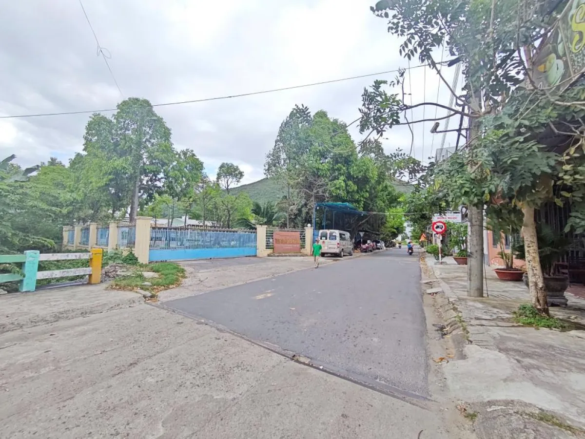 Chính chủ bán nhà đất số 27 đường Đào Duy Từ, Biển Hồ, Gia Lai, dt 900,8m2 có 742,6 m² thổ cư